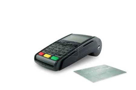 Foto de Lector de tarjetas de crédito pos máquina y una tarjeta de crédito aislada sobre fondo blanco en el centro comercial al por menor - Imagen libre de derechos