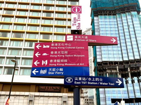 Foto de Dirección signo guía en la calle en Tsim Sha Tsui Hong Kong mostrar los caminos a muchos lugares turísticos atractivos, avenida de estrellas, ferry estrella, centro cultural de Hong Kong, museo de arte para guía turística - Imagen libre de derechos