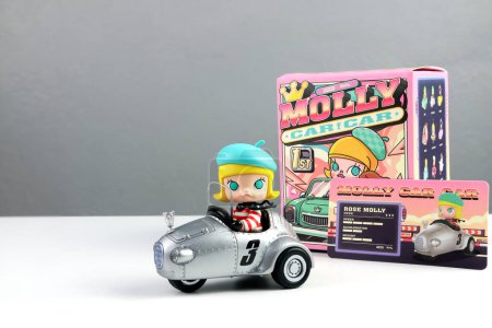 Foto de Juguetes de arte colección de coches Molly de Pop Mart caja ciega coleccionable juguetes lindos exhibición Kenny Wong en el estante blanco en la tienda Pop Mart en el centro comercial durante la nueva promoción de lanzamiento evento de coches Molly - Imagen libre de derechos