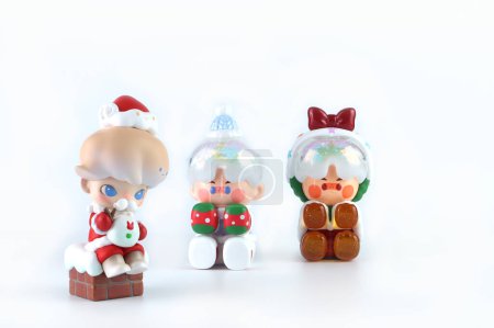 Foto de Colección de juguetes de arte Dimoo y Pino Jelly linda figura de Pop Mart caja ciega juguetes coleccionables exhibición en el estante blanco en la tienda Popmart durante la Navidad - Imagen libre de derechos