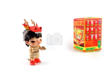 Foto de Una figura de juguetes de arte Hirono Popmart Loong presenta la colección Treasure Dragon Series de Pop Mart caja ciega coleccionable juguetes lindos exhibición en estante blanco con fondo de Pop mart caja misteriosa - Imagen libre de derechos