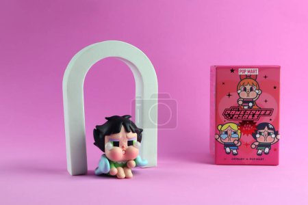 Foto de Arte juguetes llorón colaboración con el poder puff niñas colección de Pop Mart caja ciega coleccionable juguetes lindos exhibición en rosa estante con paquete de Popmart en la tienda Pop Mart durante el nuevo evento de lanzamiento - Imagen libre de derechos