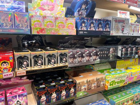Foto de Caja misteriosa o caja ciega del personaje Pop Mart de Molly, Labubu, skullpanda, Zsiga y otras colecciones se muestran en el estante en la tienda de juguetes Tokio Japón - Imagen libre de derechos