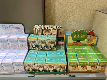 Foto de Famosa caja misteriosa o caja ciega del personaje Pop Mart de Hacipupu en muchas colecciones lindas de China se muestran en el estante en la tienda de juguetes Popmart en Tokio, Harajuku Japón - Imagen libre de derechos