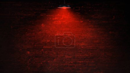 Foto de La pared de ladrillo de luz roja con fondo de niebla cuenta con una pared de ladrillo con una lámpara roja colgando y balanceándose ligeramente con niebla rodando por. - Imagen libre de derechos