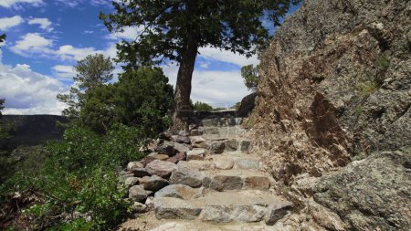 Spacer w kierunku kamiennych schodów w Colorado Black Canyon oferuje widok na kamienne schody w Black Canyon w Kolorado.
