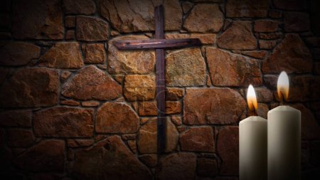 Téléchargez les photos : Bougie Lumière Croix en bois dispose d'un beau mur de pierre avec une vieille croix en bois suspendue et deux bougies blanches avec des flammes au premier plan. - en image libre de droit