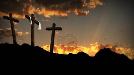 Téléchargez les photos : Trois croix Le matin d'or comporte trois croix vides sur une colline avec des nuages mouvants et un soleil doré qui regarde par derrière. - en image libre de droit