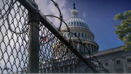 Foto de Captive U.S. Capitol Building Razor Wire Fence cuenta con una vista del edificio del Capitolio de Estados Unidos en un ángulo detrás de la cerca de alambre de afeitar con nubes en el fondo. - Imagen libre de derechos