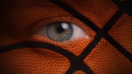 Téléchargez les photos : Basketball Fan Eye dispose d'un gros plan sur l'œil d'un visage masculin avec la texture et la ligne d'un basket peint sur le visage. - en image libre de droit