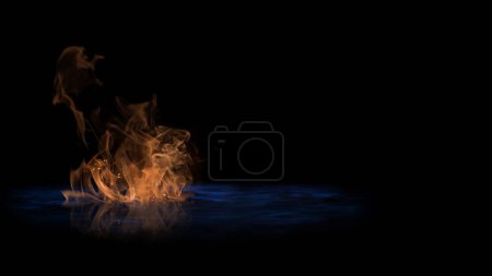 Téléchargez les photos : Le feu orange sur l'eau bleue comporte des flammes orange avec des reflets brûlants à la surface de l'eau bleue se fanant dans une atmosphère noire. - en image libre de droit