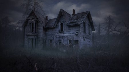 Verlassenes Haus zwischen toten Bäumen und Nebel zeigt ein altes verlassenes Haus in einem Feld mit toten und verbrannten Bäumen ringsum, in denen Rauch oder Nebel vorbeiziehen..