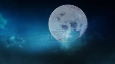 Foto de Luna llena aullando con niebla rodante cuenta con una luna llena colgando en el cielo con nubes en movimiento y niebla rodante en un bucle. - Imagen libre de derechos