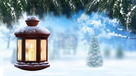 Téléchargez les photos : Lanterne d'hiver dans la neige Arrière-plan présente un paysage hivernal avec des branches de pin au-dessus et une vieille lanterne suspendue avec une bougie allumée au premier plan, Pas A.I. générée. - en image libre de droit