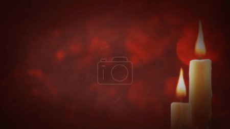 Téléchargez les photos : Bougies de Noël dans l'atmosphère rouge fumé dispose de deux bougies brûlant dans une atmosphère rouge foncé avec de la fumée montant en arrière-plan, Pas A.I. générée. - en image libre de droit