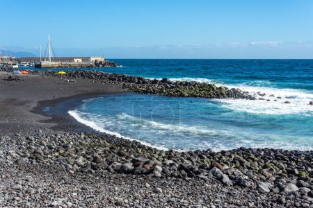 Foto de Playa de arena negra en Tenerife. Islas Canarias. España. En un día soleado - Imagen libre de derechos