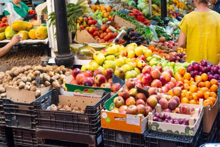 Foto de Compras en el mercado de frutas y hortalizas de Santa Cruz de Tenerife. Islas Canarias. España - Imagen libre de derechos