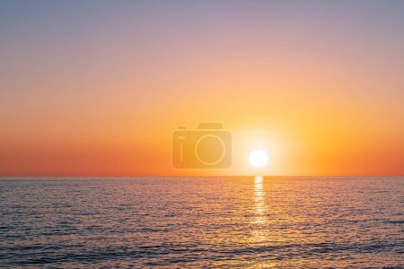 Foto de Hermosa puesta de sol dorada sobre el mar. Reflejo de sol en el agua. Paisaje marino panorámico. - Imagen libre de derechos