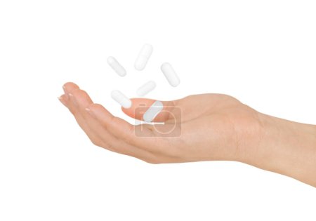 Weiße Pillen schweben isoliert auf weißem Hintergrund über der weiblichen Hand