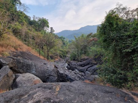 Téléchargez les photos : Belle vue sur les rochers avec fond de montagne à Kakkadampoyil, Calicut, Inde. - en image libre de droit