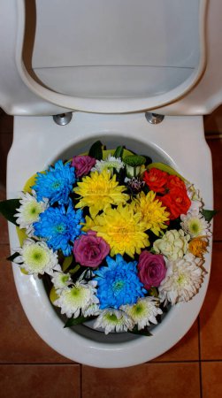 Foto de Vista superior de flores florecientes de belleza en ramo dentro de un inodoro blanco Stock de Foto - Imagen libre de derechos