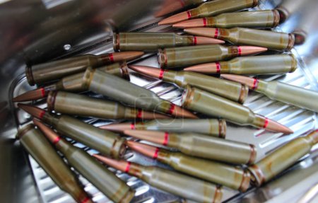 Téléchargez les photos : Cas de munitions en acier avec des balles dispersées à l'intérieur de la photo de stock - en image libre de droit
