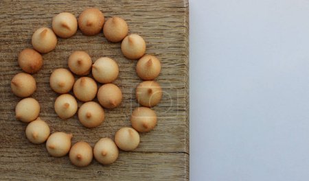 Foto de Imagen conceptual del tablero de panadería de madera con galletas de Tamago Boro en una superficie blanca - Imagen libre de derechos