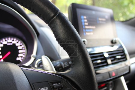 Foto de Monitor desenfocado en el panel central del coche muestra los elementos del menú de la interfaz - Imagen libre de derechos