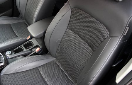 Foto de Elementos de diseño de cuero ecológico y fibra de tapicería de asientos de coche - Imagen libre de derechos