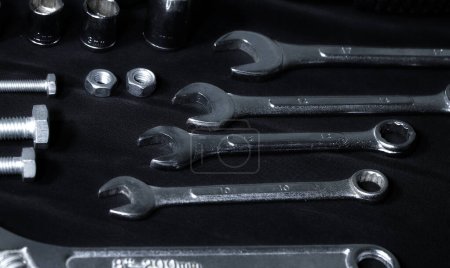 Foto de Llaves de extremo abierto y artículos de hardware colocados en tela negra - Imagen libre de derechos