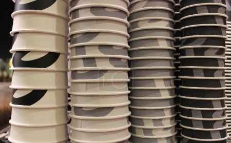 Foto de Intensidad del café Concepto de imagen. Tazas de cartón Kraft para café apiladas en color de blanco a negro - Imagen libre de derechos