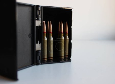 Foto de Balas para Ak-47 que permanecen en el caso de municiones negras aisladas en blanco - Imagen libre de derechos