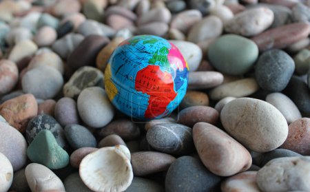 continente africano en un pequeño globo tumbado en guijarros de colores primer plano stock foto