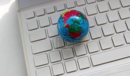 Kleiner Globus auf leeren Tastaturtasten Konzeptfoto zur Illustration Globales Geschäft oder Internationale Kommunikation 