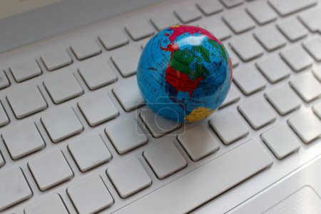 Globus-Modell auf leeren Computer-Tastatur Archivfoto. Internationales Kommunikationskonzept Archivbild