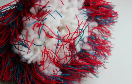 Foto de Patrón abstracto de hilos de hilo de colores alrededor de relleno ramo de lana aislado en blanco - Imagen libre de derechos