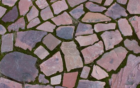 Antiguo sendero pavimentado con granito rojo con bordes rectos