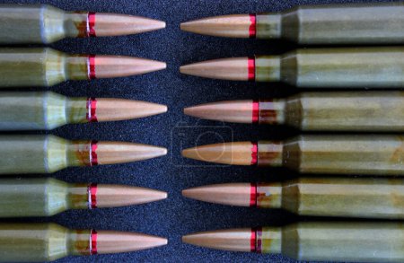 Patrón de munición real dispuso bala a bala sobre un fondo negro foto de stock detallada