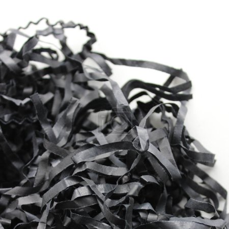 Lange Knautschstreifen aus schwarzem Papier in Form von Nestern auf weißem Hintergrund. Quadratische Archivfoto für die Papierindustrie Illustration