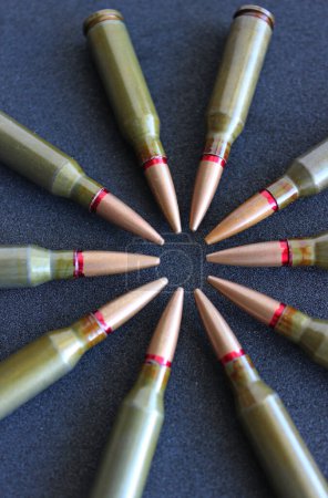 Rifle Bullets In Round Order Vista de primer plano. Foto de Stock para la historia militar vertical