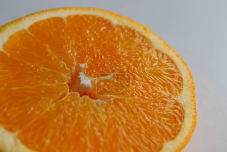 Makroaufnahme Archivfoto der nassen Oberfläche einer halben saftigen reifen Orangenfrucht