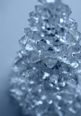 Gemusterte klare Kristall mit weicher blauer Hintergrundbeleuchtung Nahaufnahme Ansicht Vertikales Archivfoto