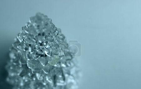 Struktur aus transparentem Kristall in Form einer Pyramide mit sich nach oben verjüngenden Wucherungen