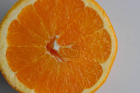 Nasse Oberfläche der Orangenfruchtscheibe isoliert auf weißem Hintergrund Archivfoto 
