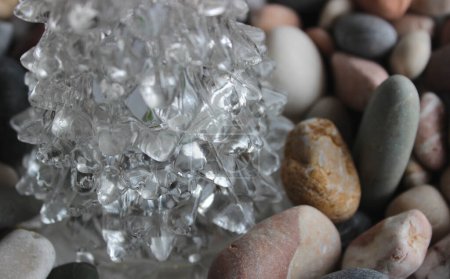 Gebogene Schichten aus transparentem Kristall auf Meeressteinen Nahaufnahme Ansicht 