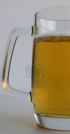 Seite des traditionellen Bierkrugs mit Pale Ale und Blasen Vertikales Archivfoto für Bier Hintergründe 