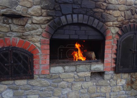 Quemaduras de fuego en estufa de leña con hollín sobre piedras sobre chimenea  