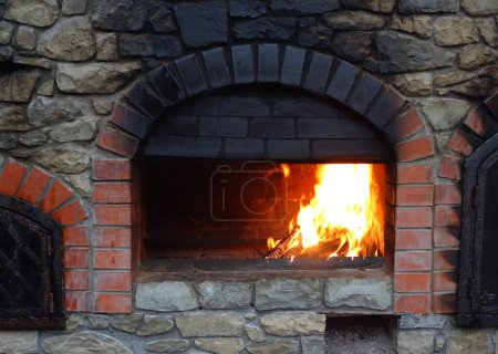 Partie supérieure sucrée du four en brique avec cheminée à l'intérieur 