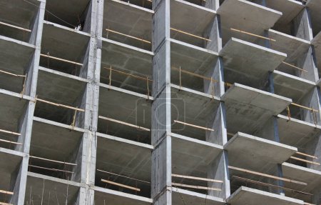 Losas de piso y paredes de hormigón de la casa de apartamentos modernos en proceso de construcción. Foto de stock para fondos de la industria de la construcción