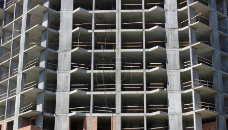 Zementrahmen eines Hochhauses im Bau. Texturiertes Archivfoto für moderne Bauillustration